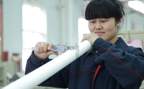 檢驗員穿管（guǎn）前抽檢（測尺寸）