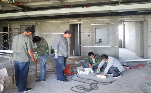 工人師傅正（zhèng）在準備PE-RT電熔連接