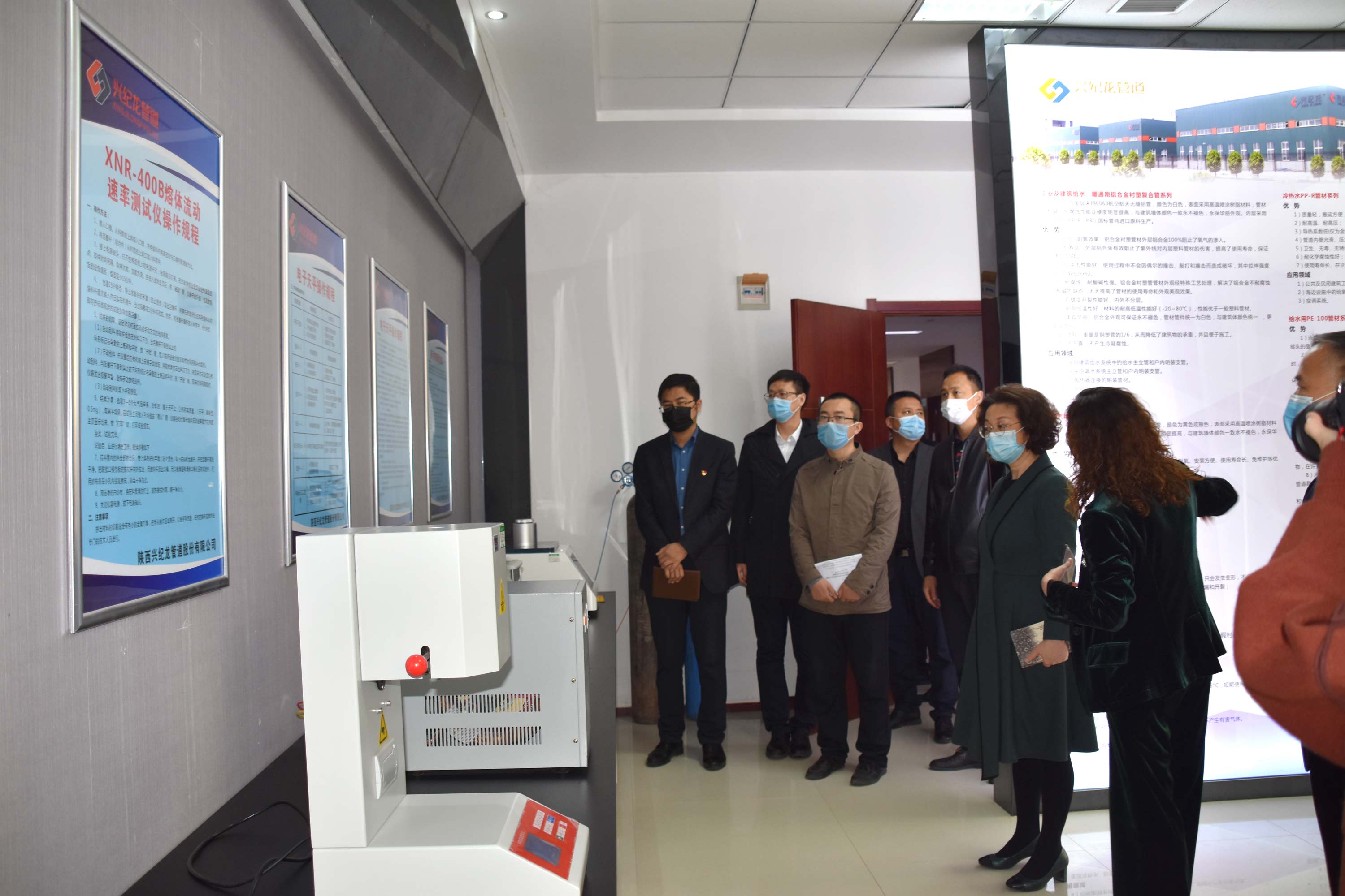 “興紀龍管（guǎn）道”的領導帶（dài）領大家參觀