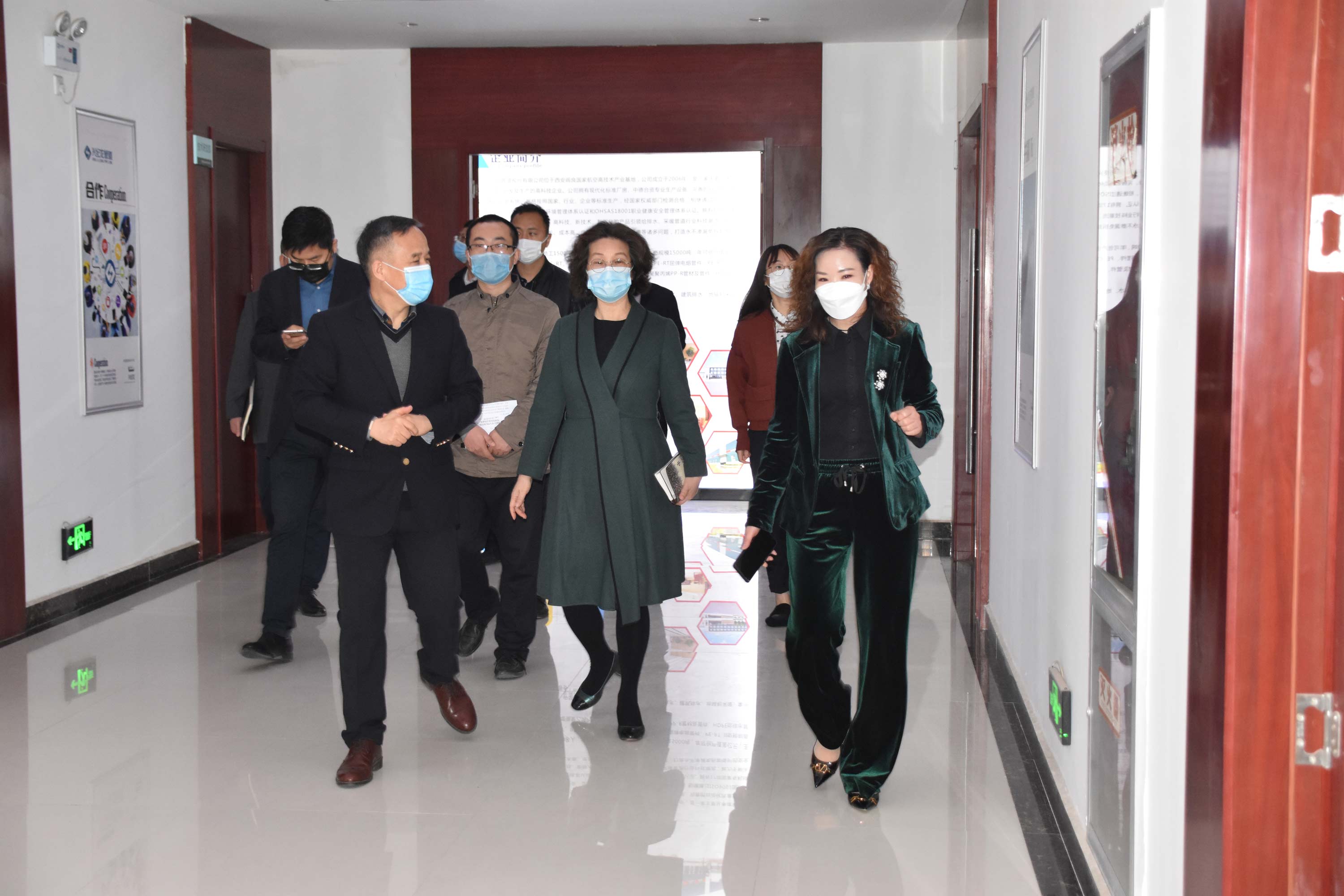 “興（xìng）紀龍管道”的領導帶領大家參觀