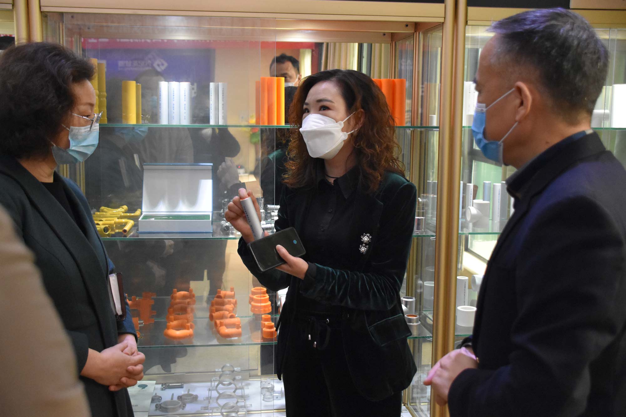 “興紀龍管道（dào）”的領導帶領大家參觀