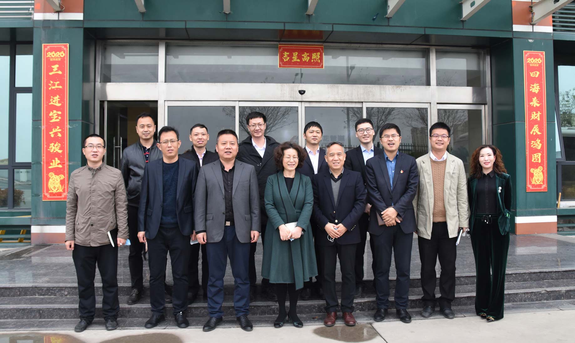 “興紀龍管道”與航空基地領導（dǎo）們合影