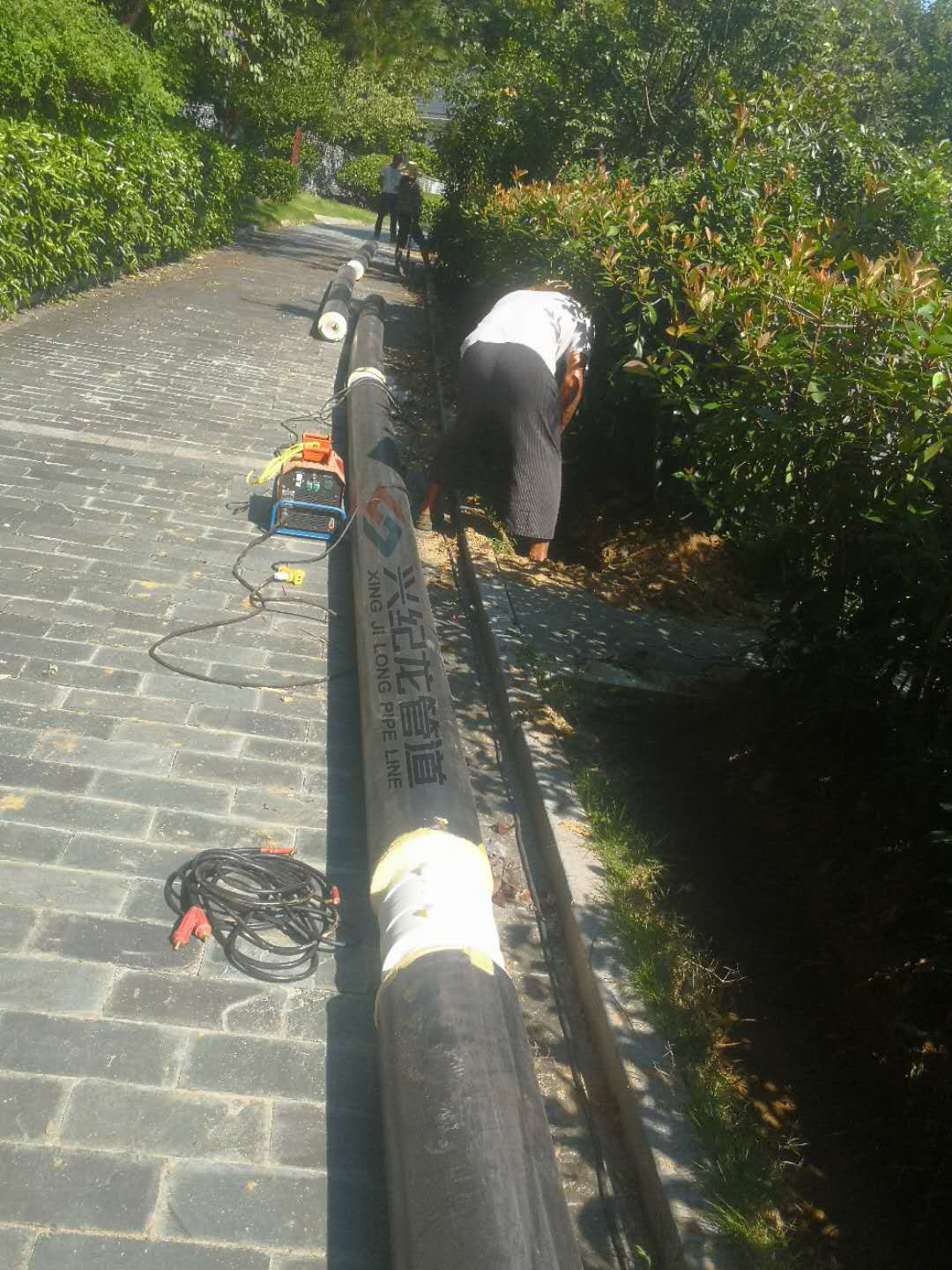 “興紀龍”電熔（róng）連接工人現場操作